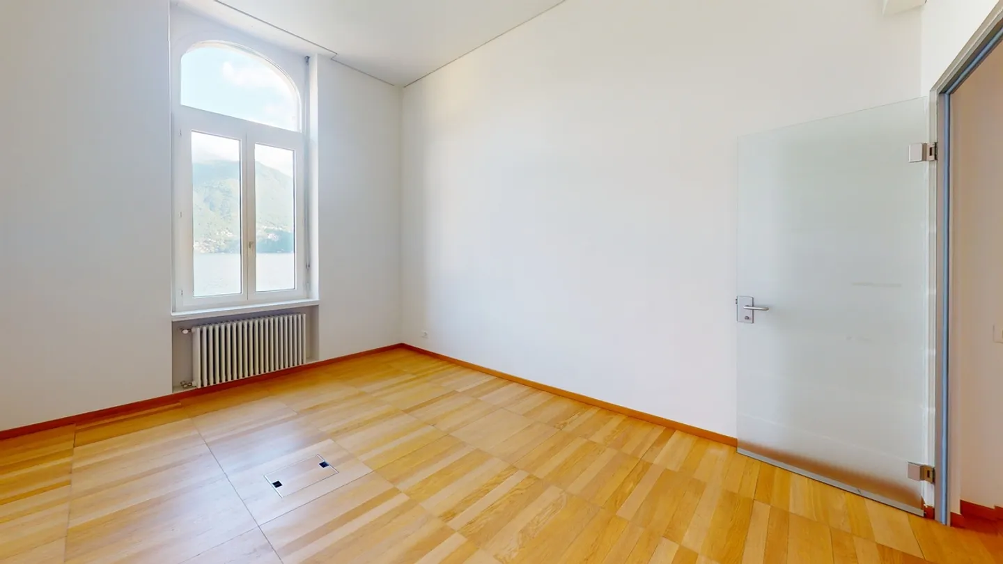 Ufficio Elegante con Vista Lago - Foto 3 di 10