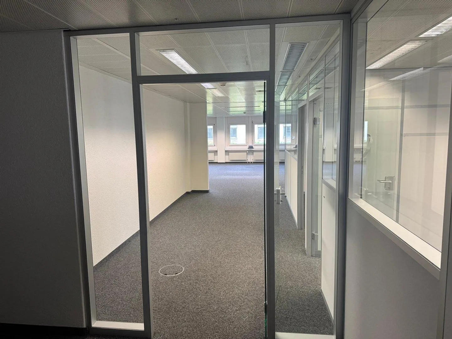 Ufficio spazioso di 255 m² con uffici individuali separati in affitto - Foto 10 di 10