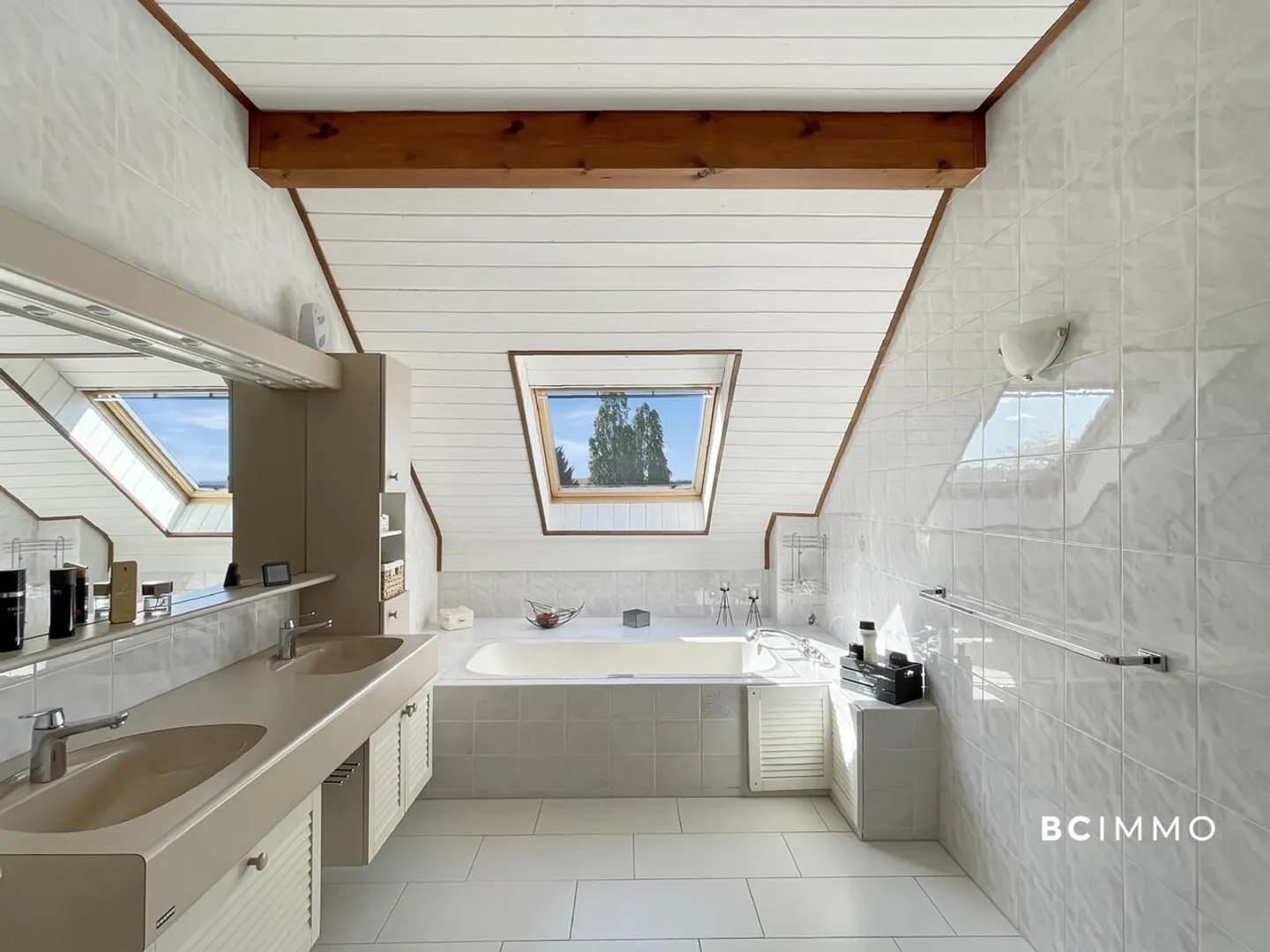 Spacious and Bright Detached House | Exclusivity BC IMMO - Photo 10 of 13