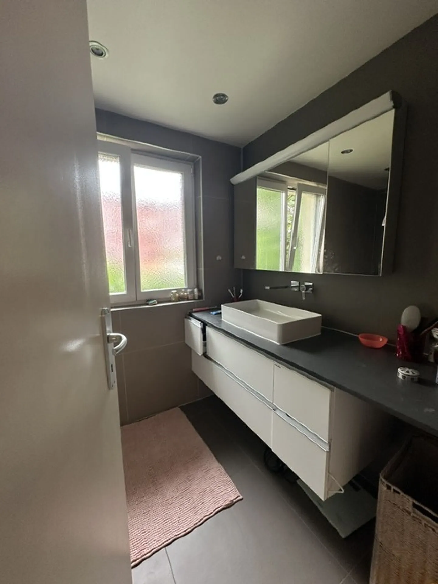Villa Charmante avec Deux Appartements - Photo 8 sur 9