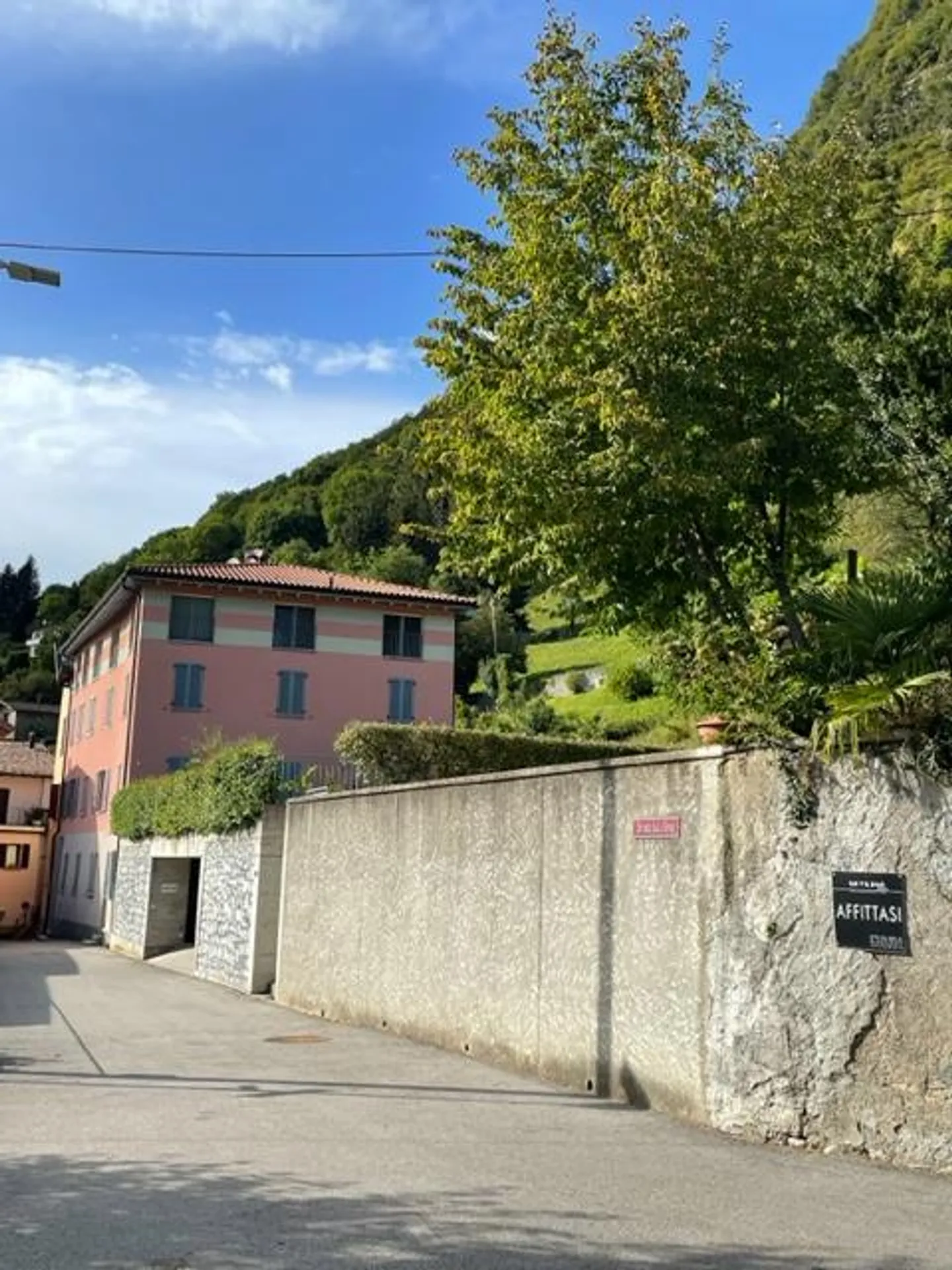 Terreno edificabile con licenza edilizia per 8 appartamenti - Foto 3 di 14