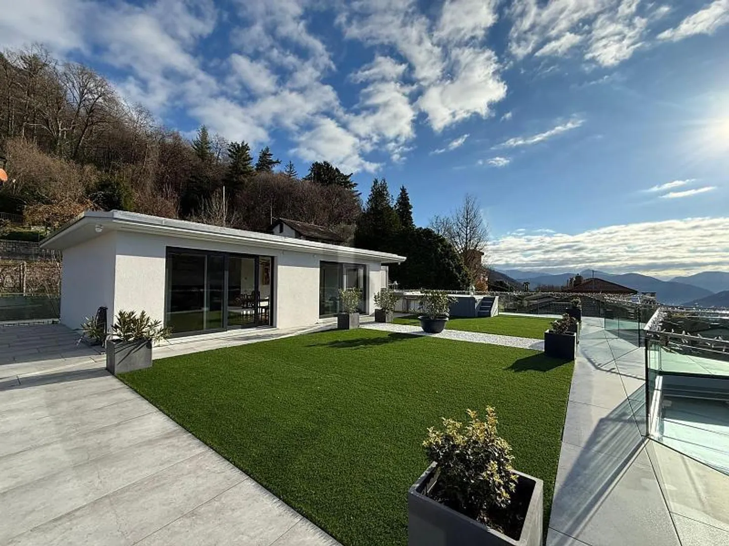 MODERN UND ELEGANT MIT POOL UND AUSSICHT - Foto 2 von 6