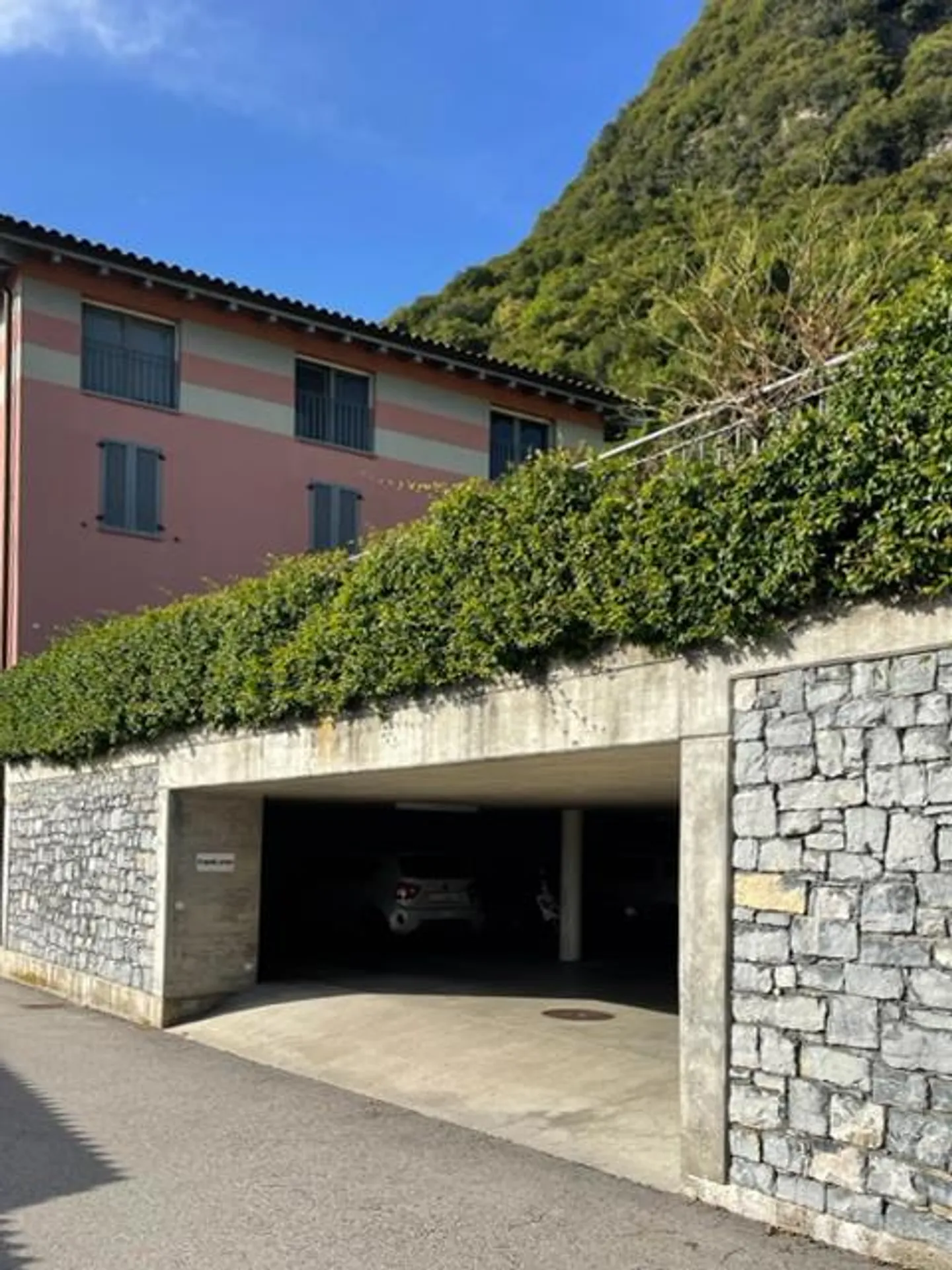 Terreno edificabile con licenza edilizia per 8 appartamenti - Foto 4 di 14