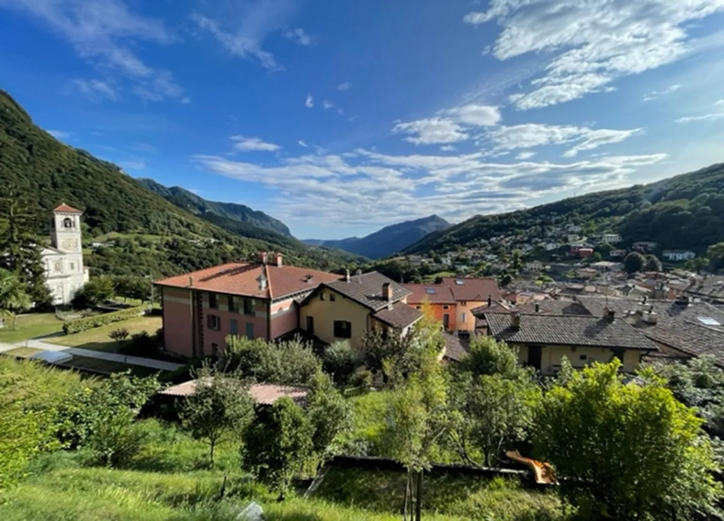 Terreno edificabile con licenza edilizia per 8 appartamenti - Foto 5 di 14