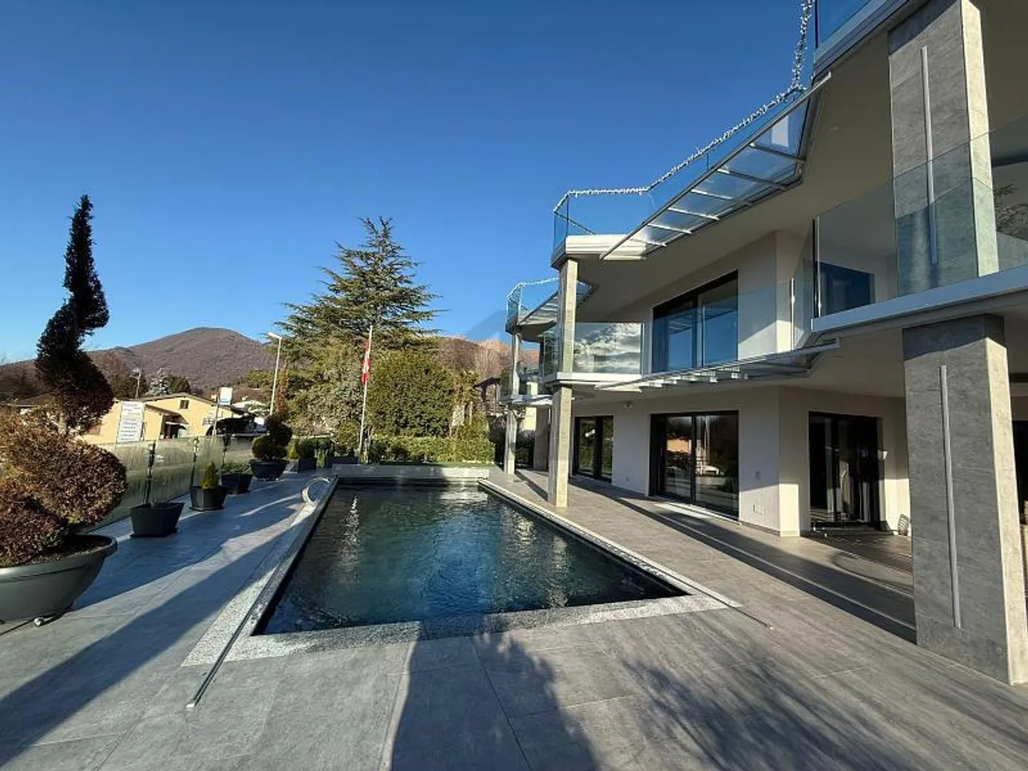 MODERN UND ELEGANT MIT POOL UND AUSSICHT - Foto 3 von 6