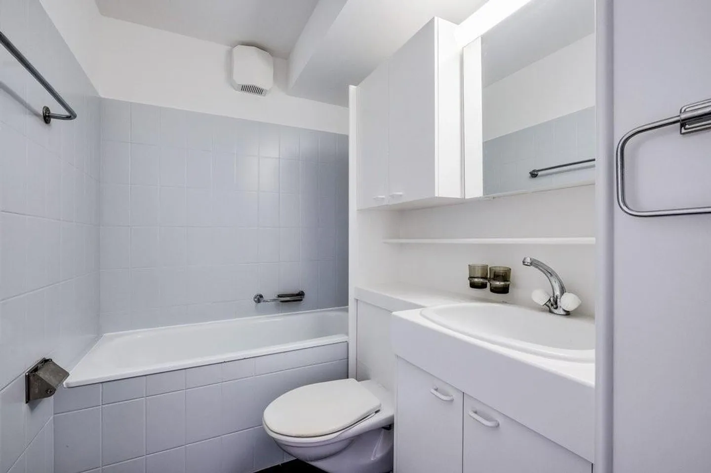 Quartier résidentiel calme dans la verdure - Photo 4 sur 8