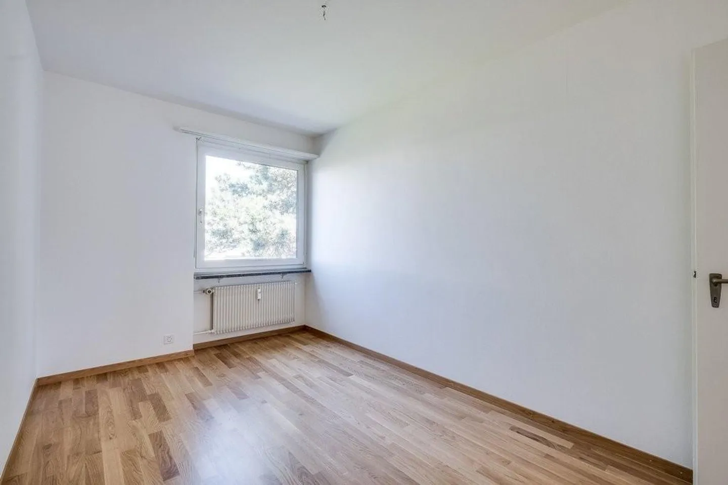 Quartier résidentiel calme dans la verdure - Photo 7 sur 8