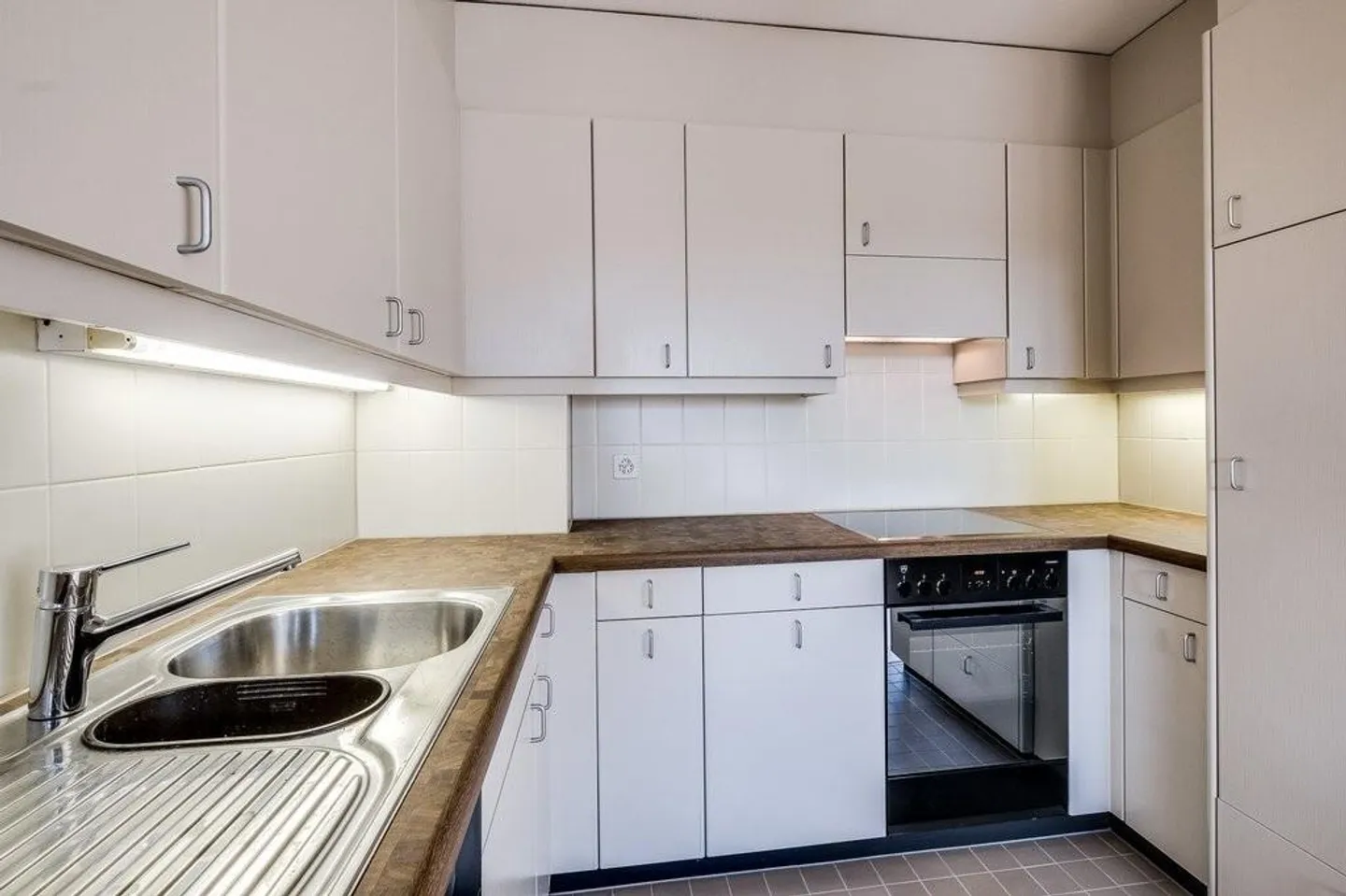 Quartier résidentiel calme dans la verdure - Photo 2 sur 8