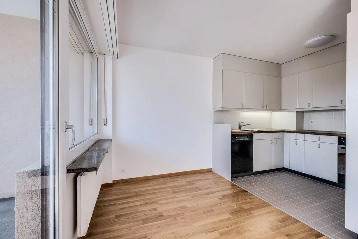 Quartier résidentiel calme dans la verdure - Photo 3 sur 8