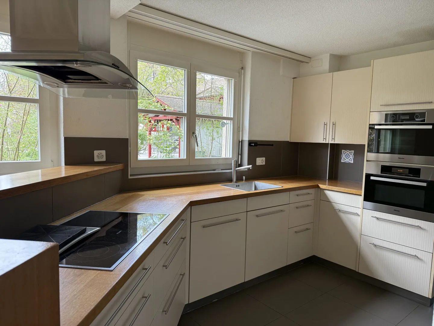 8-Room Double Family House with Apartment - Photo 3 of 15