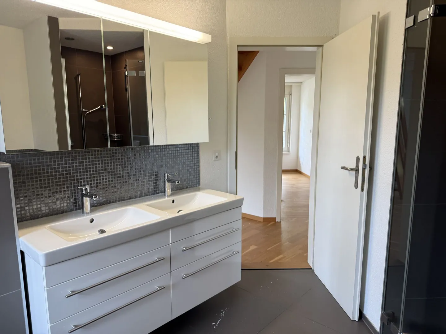 8-Room Double Family House with Apartment - Photo 10 of 15