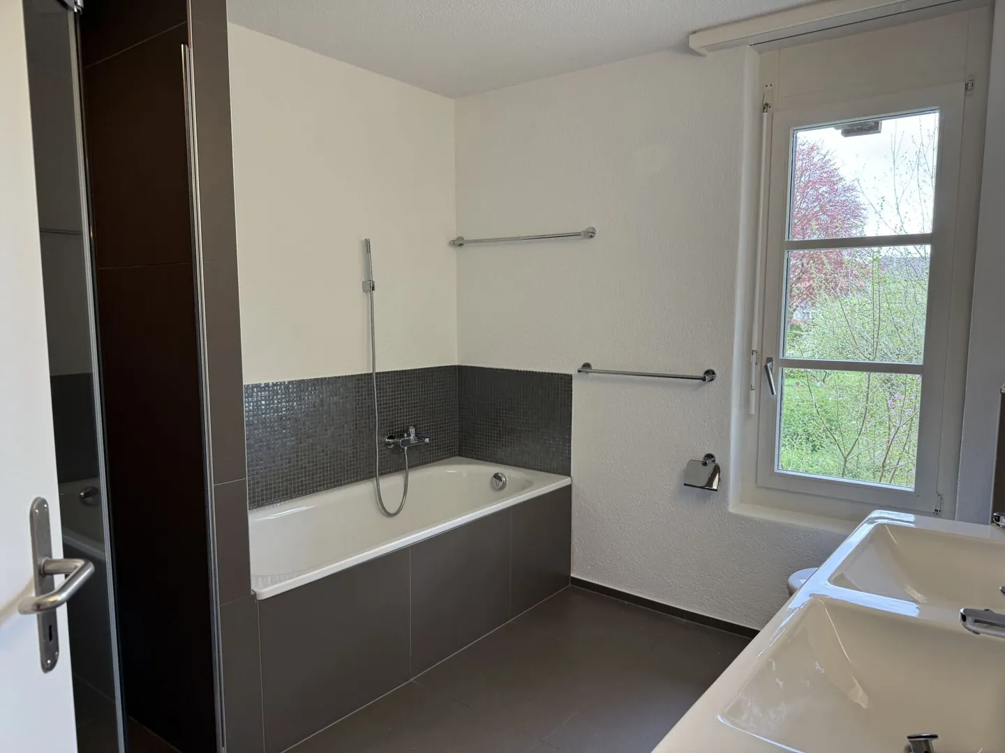 8-Room Double Family House with Apartment - Photo 12 of 15