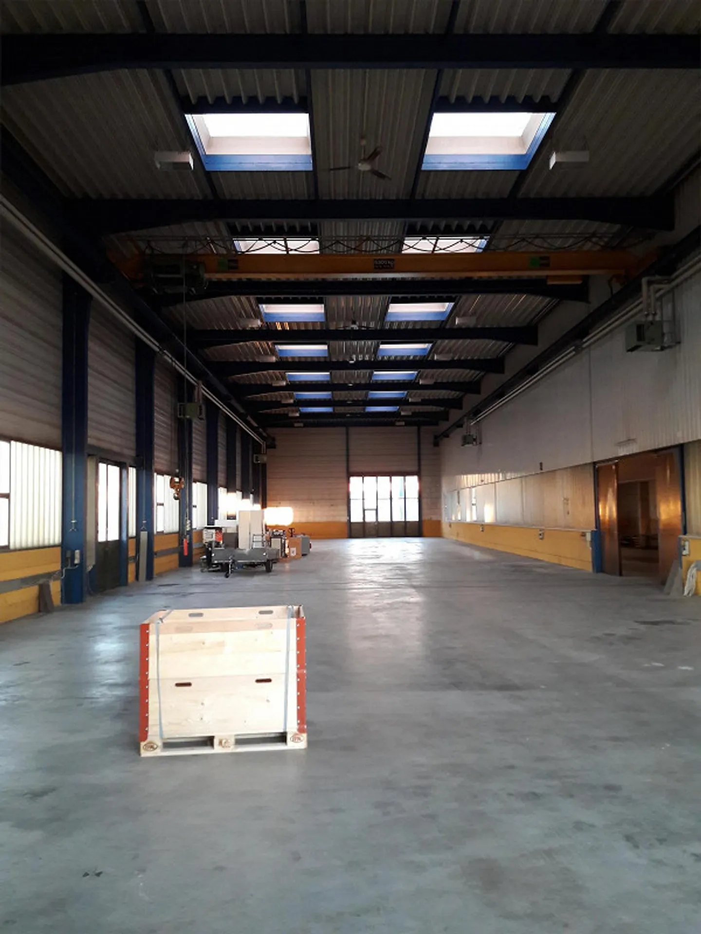 Geräumige Lagerhalle mit Kränen - Foto 1 von 4
