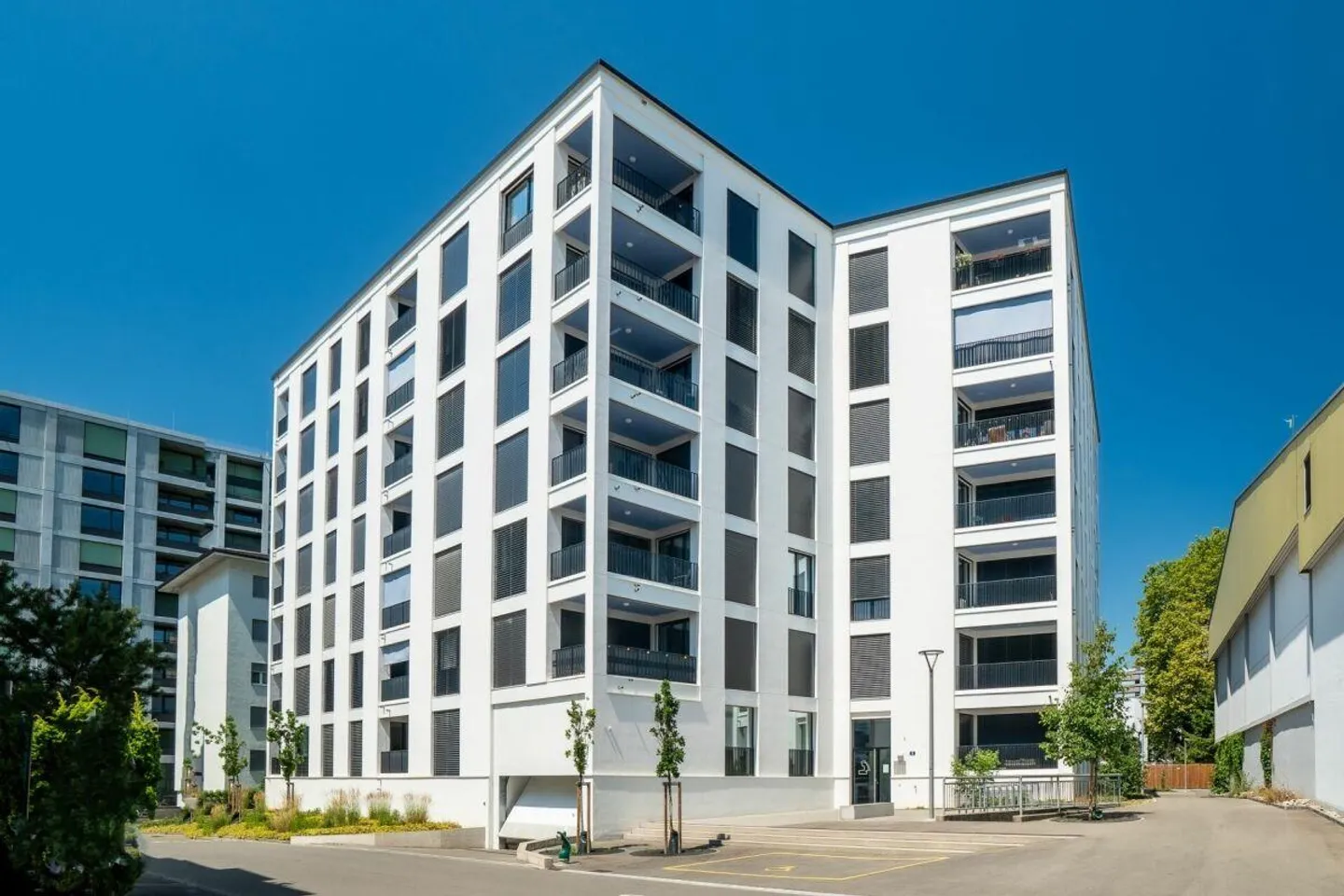 Appartement moderne de 3,5 pièces à Neuhausen - Photo 1 sur 7