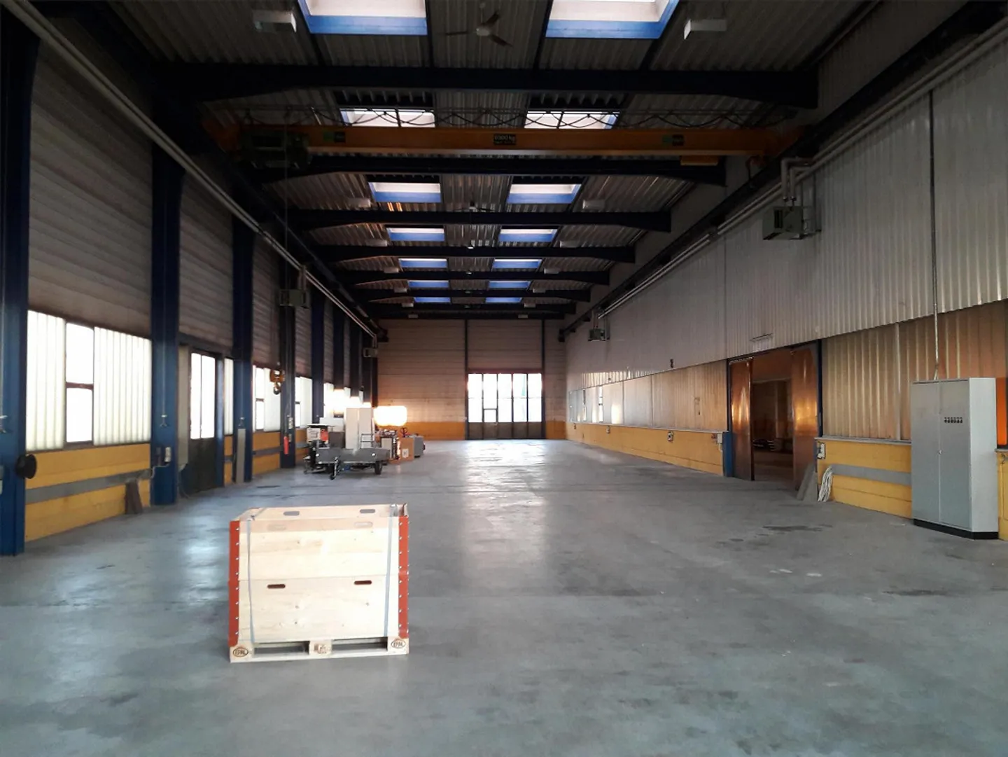 Geräumige Lagerhalle mit Kränen - Foto 2 von 4