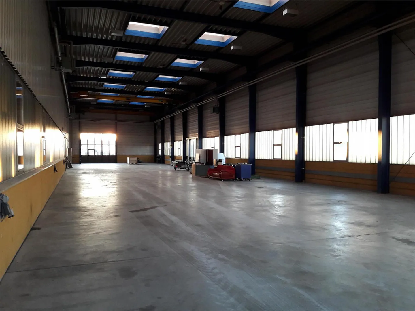 Geräumige Lagerhalle mit Kränen - Foto 3 von 4