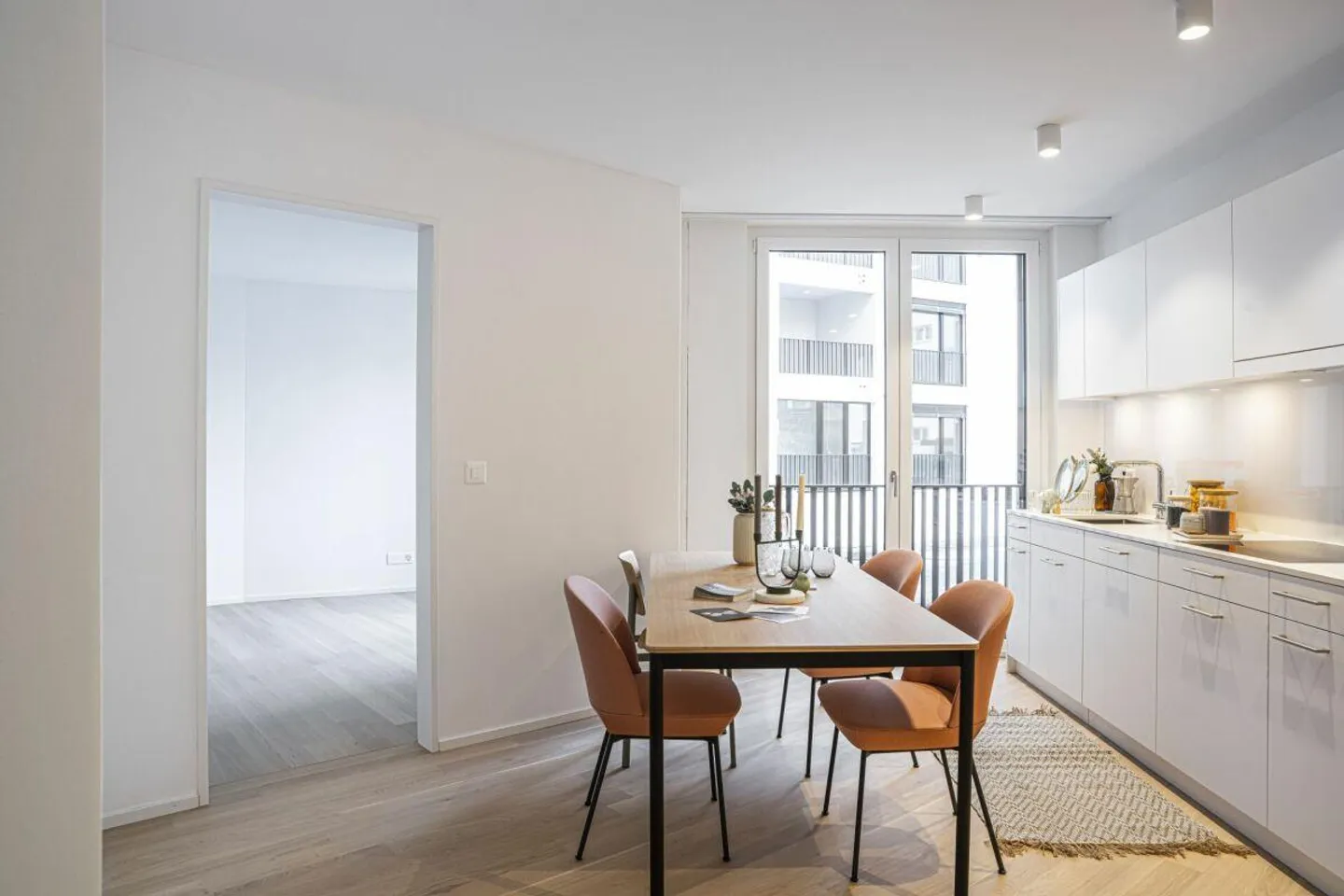 Appartement moderne de 3,5 pièces à Neuhausen - Photo 2 sur 7