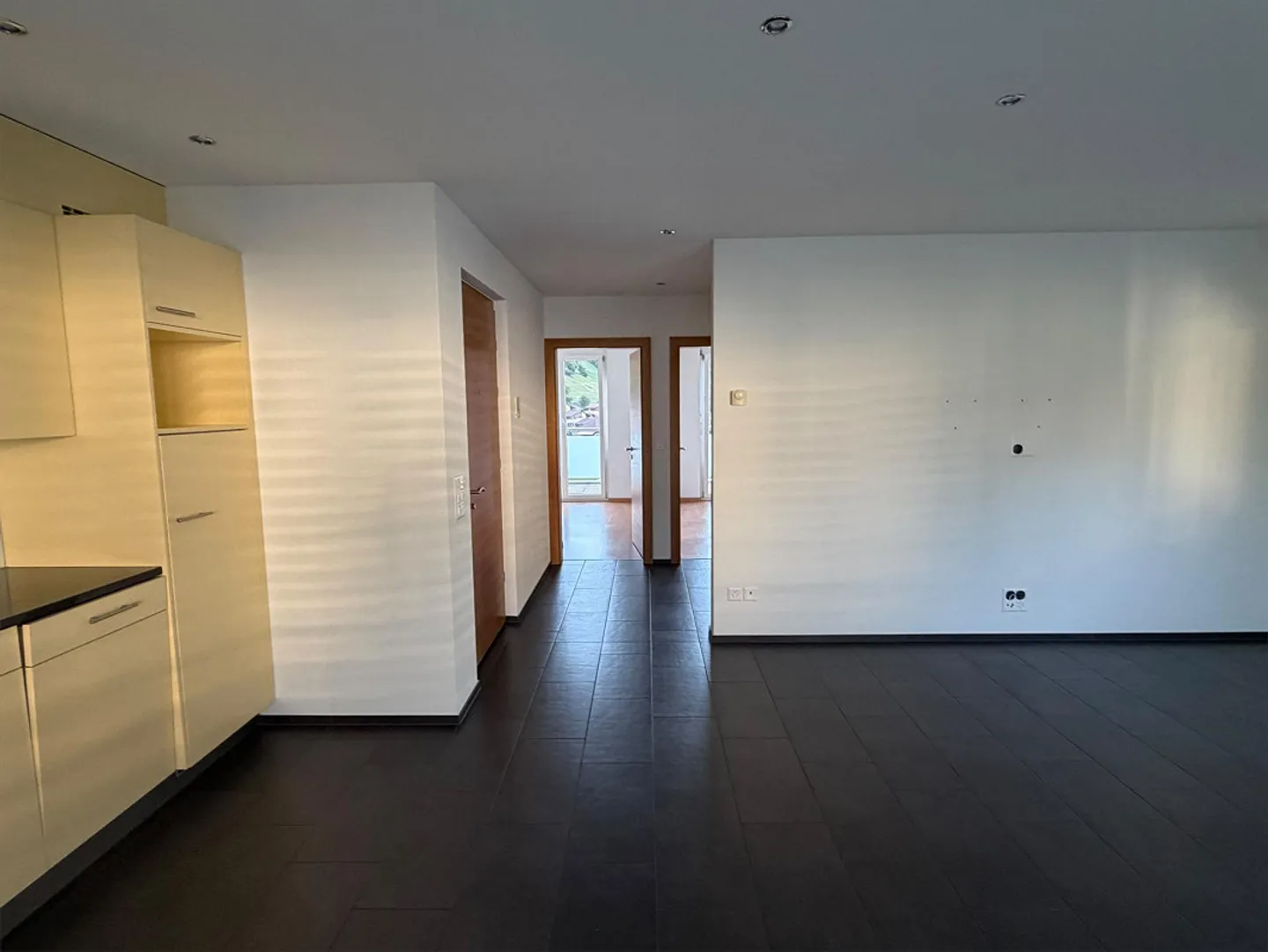 Appartement lumineux et moderne de 3,5 pièces - Photo 3 sur 10