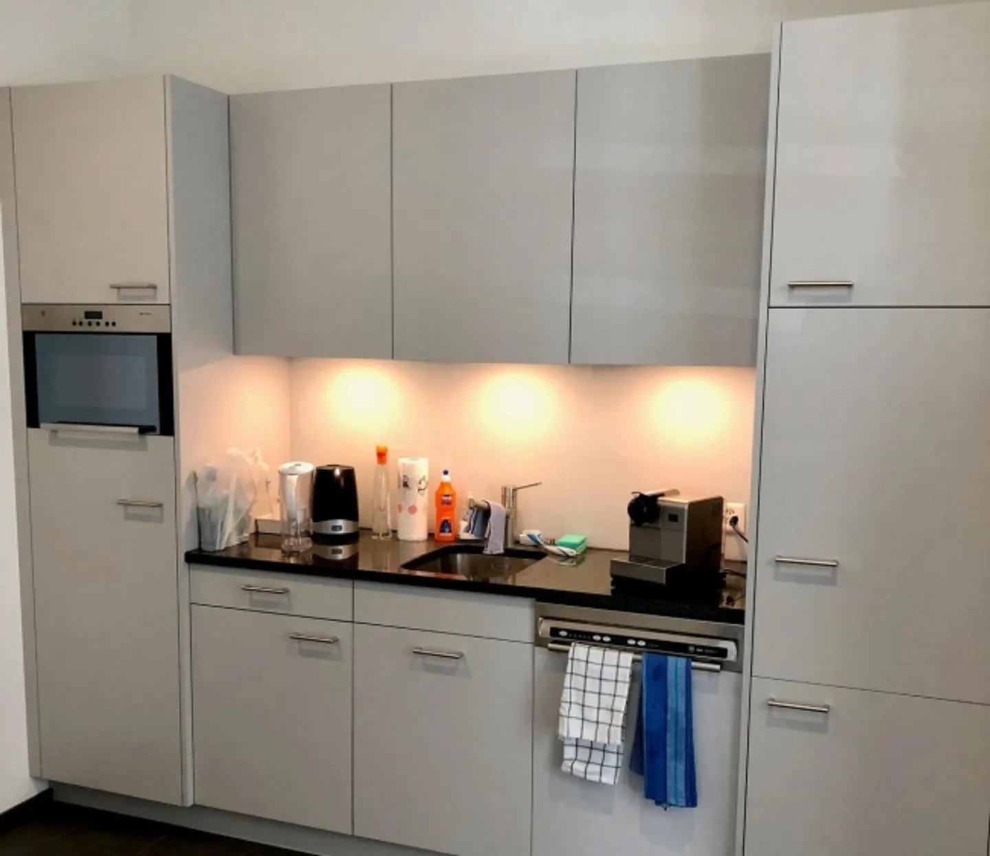 Bureau attrayant pour 1-2 postes de travail avec infrastructure et kitchenette (utilisation partagée) - Photo 1 sur 5