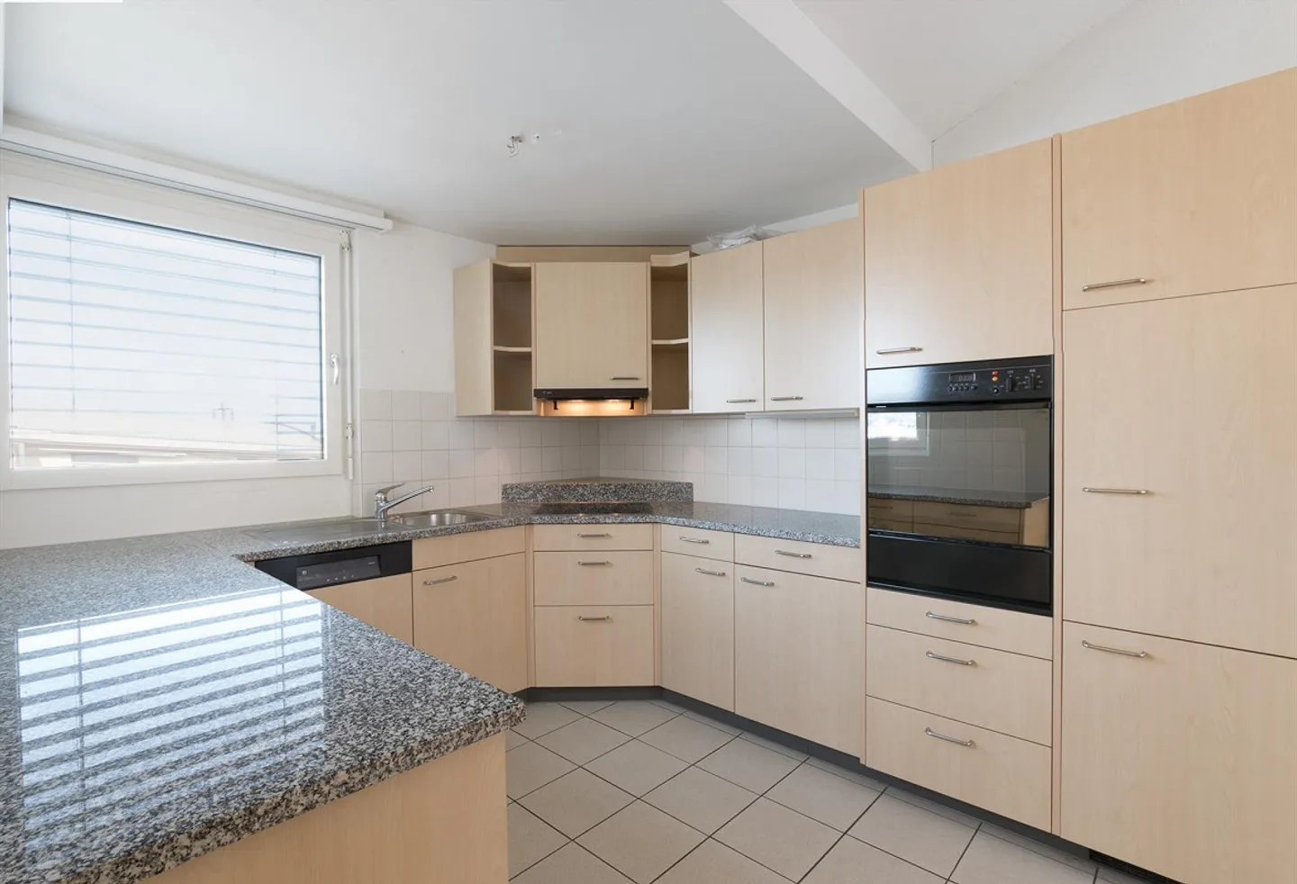 Stylish penthouse apartment with plenty of light - Photo 4 of 12