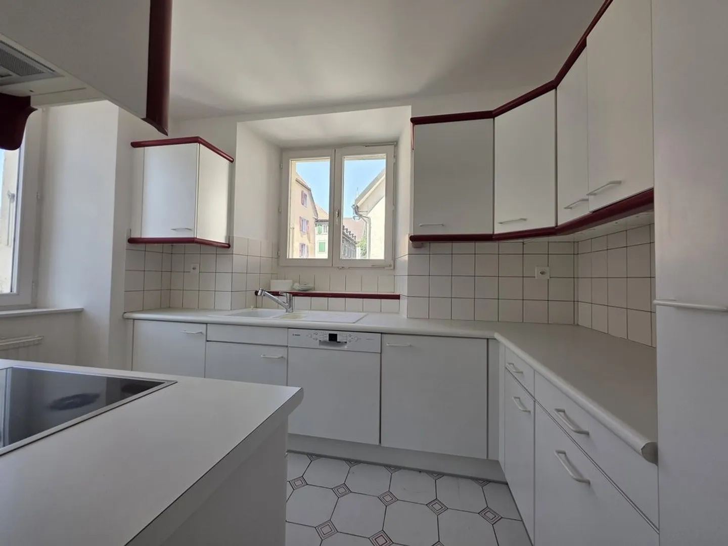 SPACIOUS 4-ROOM APARTMENT WITH 110 M2 - Photo 1 of 7