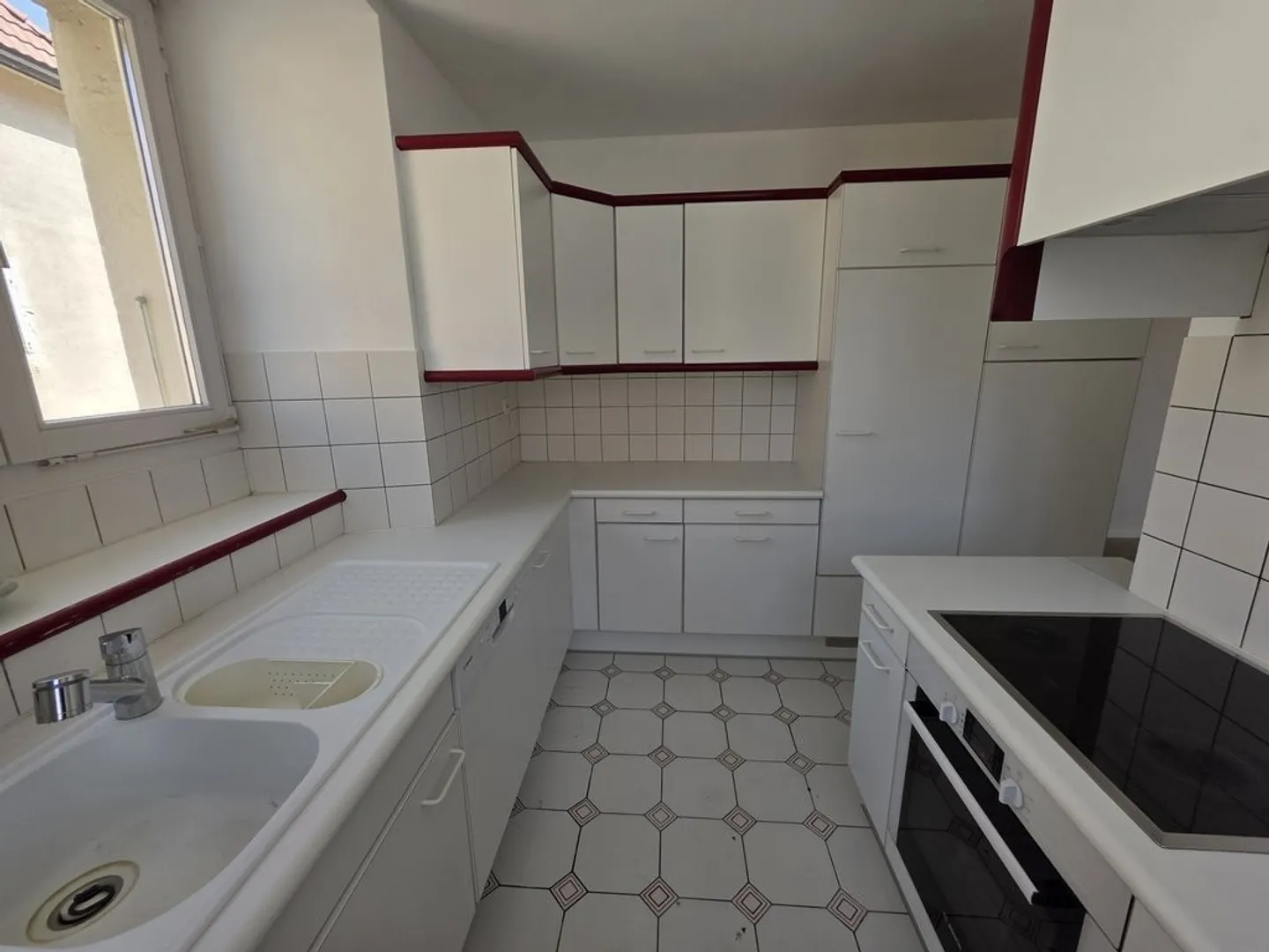 SPACIOUS 4-ROOM APARTMENT WITH 110 M2 - Photo 2 of 7