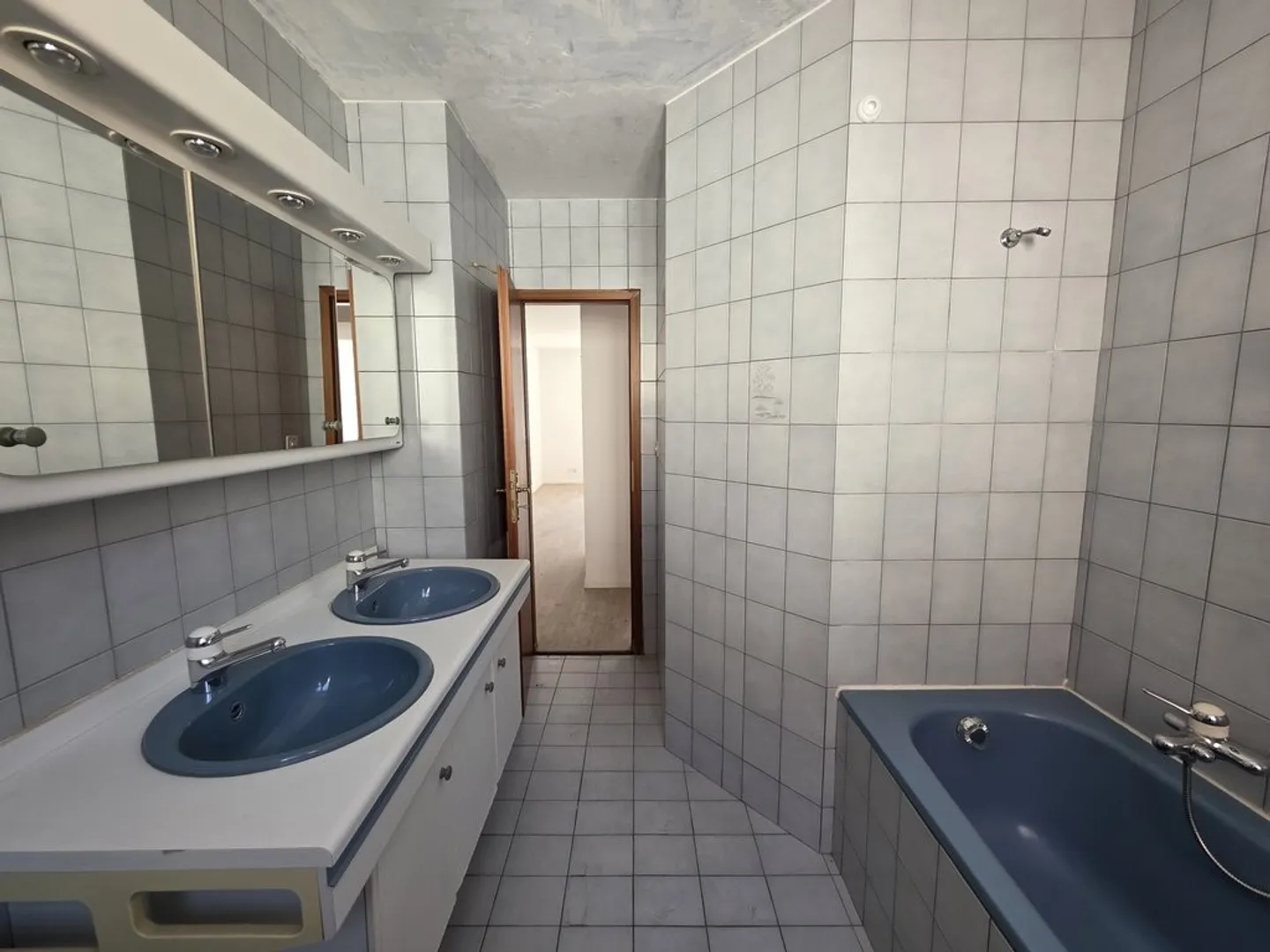 SPACIOUS 4-ROOM APARTMENT WITH 110 M2 - Photo 3 of 7