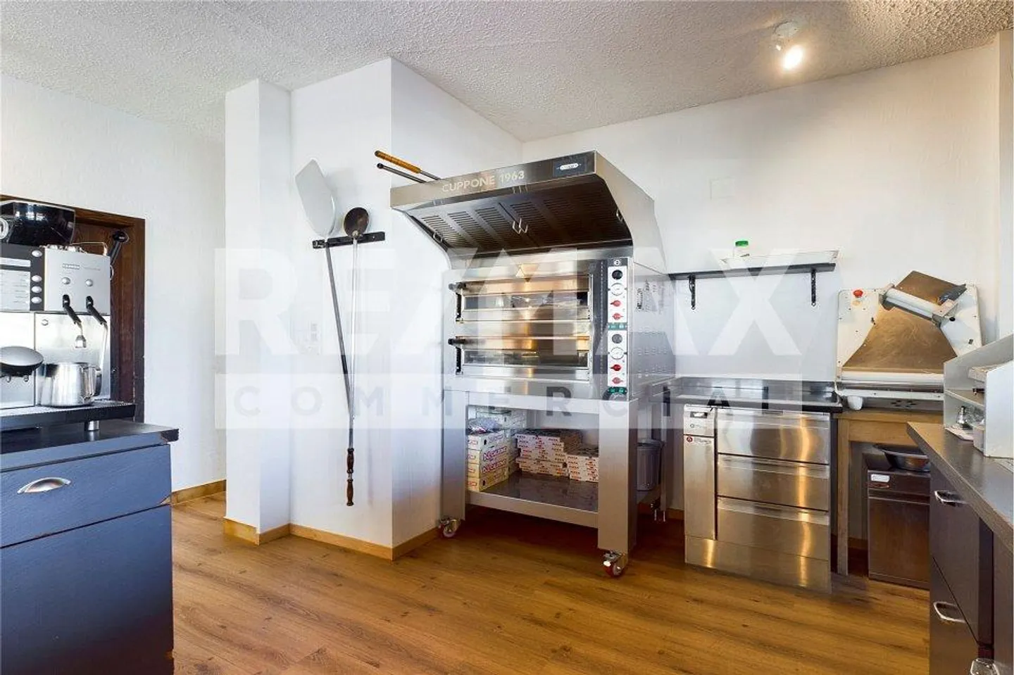 Residential and commercial property "TOURIST" in a frequented pedestrian location. - Photo 8 of 13