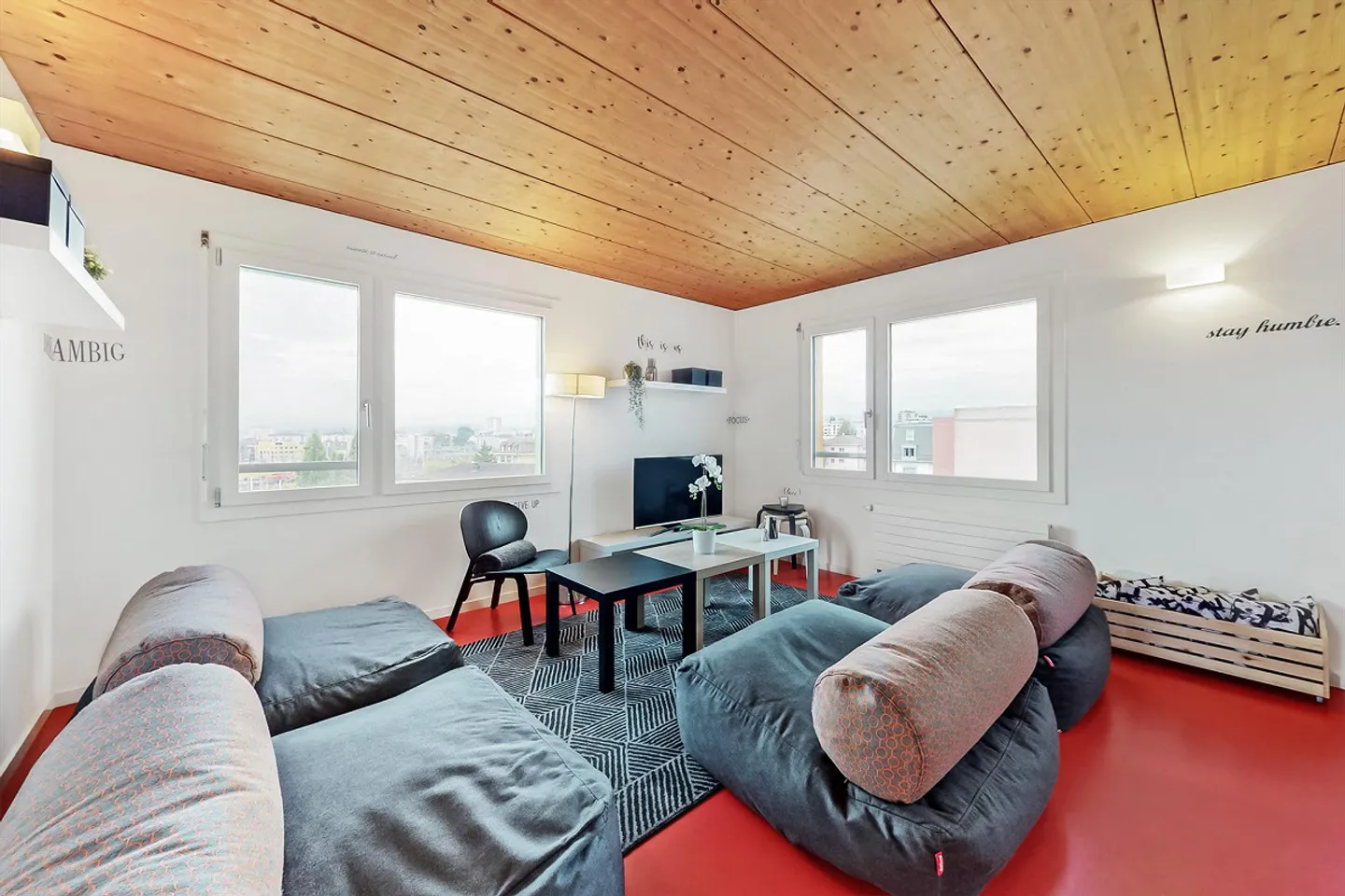 Spacious furnished apartment! - Photo 8 of 13