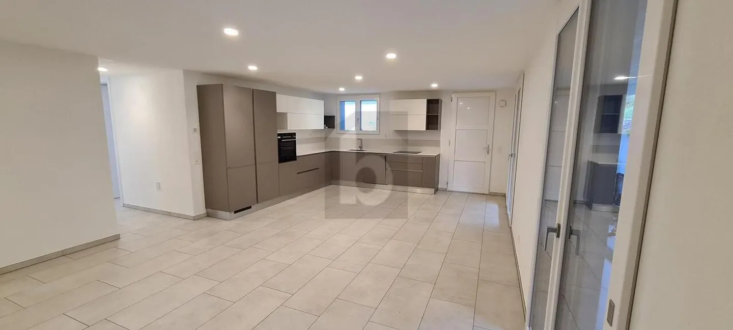 Appartement spacieux au rez-de-chaussée - Photo 1 sur 5