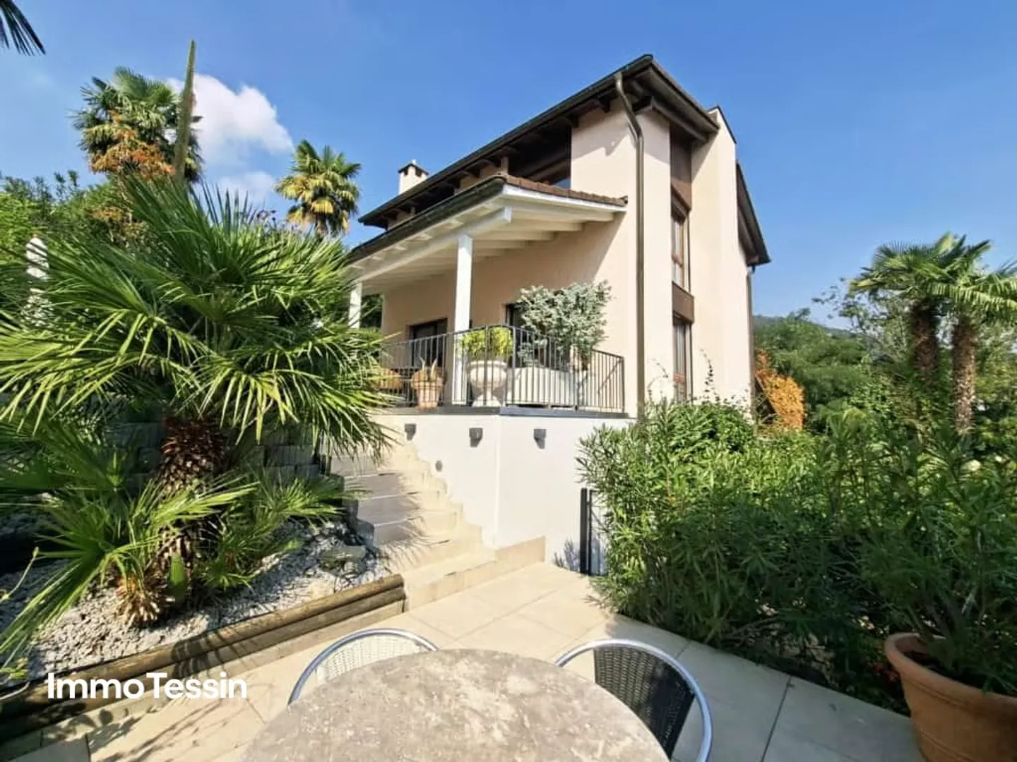 DEUXIÈME MAISON : Villa spacieuse avec vue imprenable sur le lac, emplacement calme et à proximité du parcours de golf de Lugano-Magliaso - Photo 4 sur 13