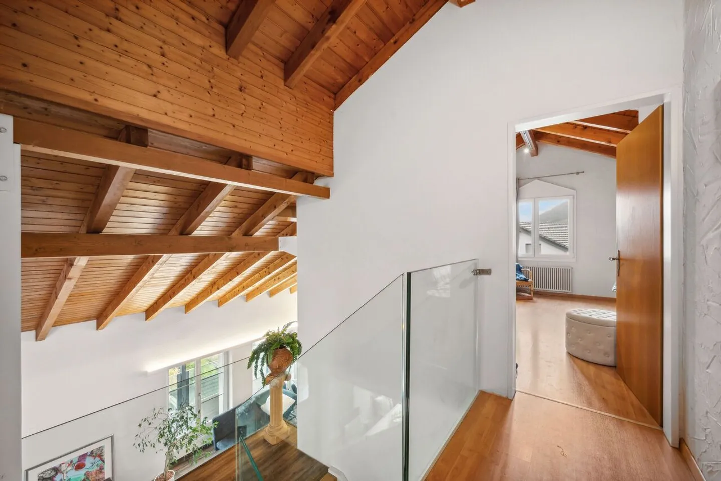 Exklusives Wohnen mit Aussicht: Einfamilienhaus mit Einliegerwohnung - Foto 11 von 13