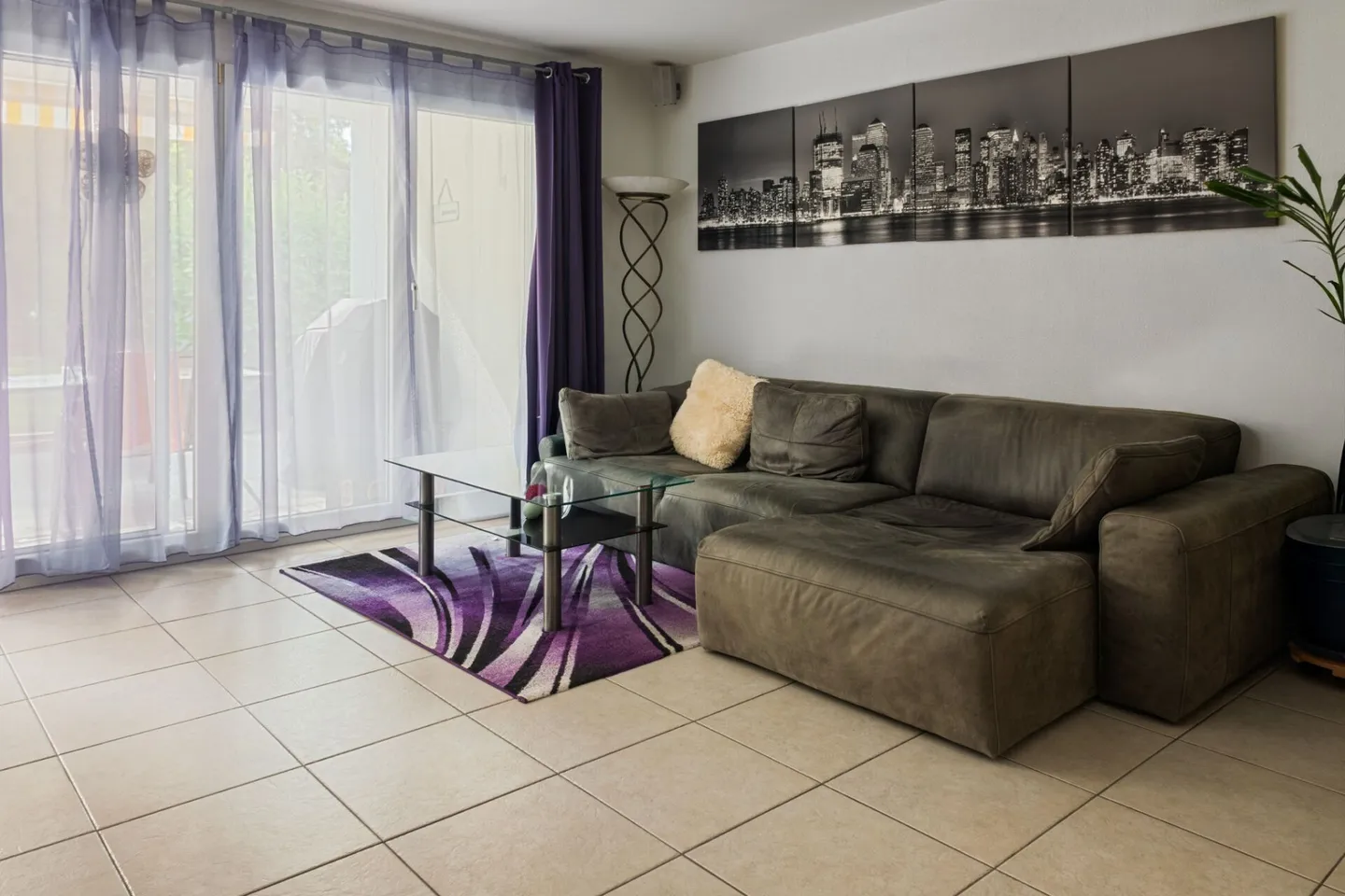 Attraktive 3.5-Zimmer-Gartenwohnung mit grosszügigem Sitzplatz in Pfäffikon ZH - Foto 3 von 11