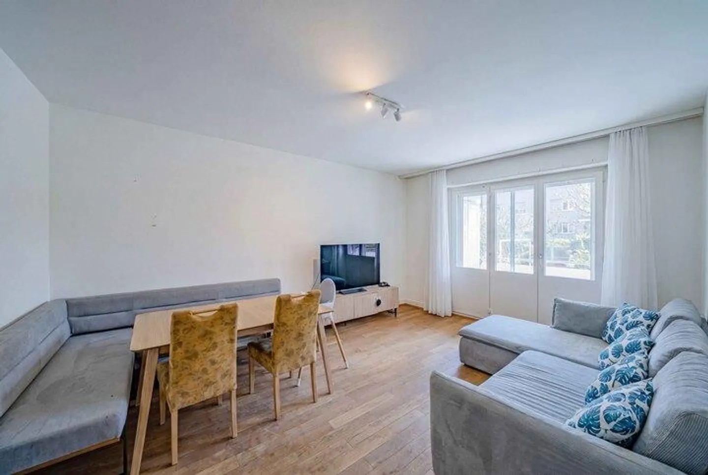 CITY-CHANCE IN BASEL-HIRZBRUNNEN: MULTI-FAMILY HOUSE WITH 4 UNITS - Photo 3 of 8