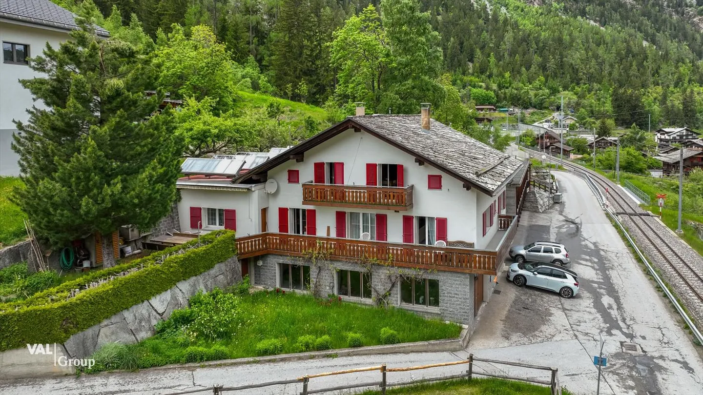 Proprietà versatile con due unità abitative, piscina coperta, laboratorio e potenziale di sviluppo a St. Niklaus - Foto 1 di 13