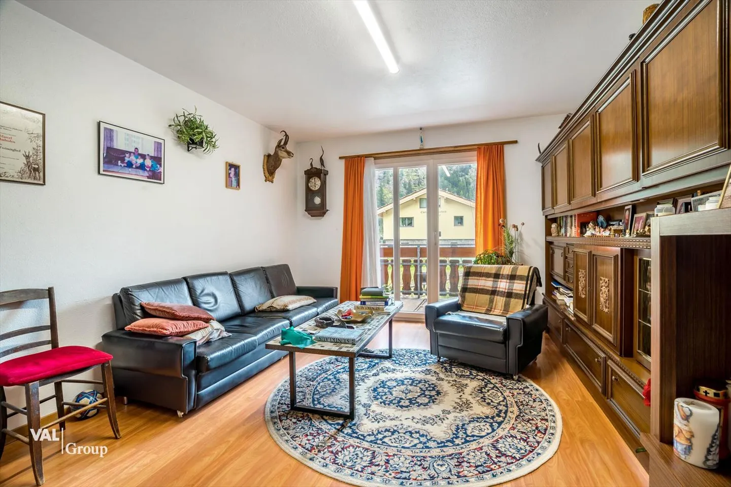 Proprietà versatile con due unità abitative, piscina coperta, laboratorio e potenziale di sviluppo a St. Niklaus - Foto 3 di 13