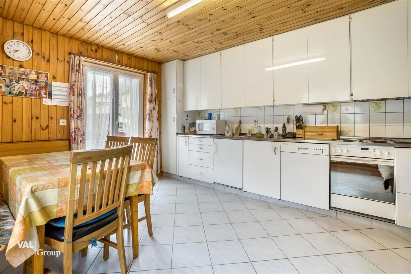 Proprietà versatile con due unità abitative, piscina coperta, laboratorio e potenziale di sviluppo a St. Niklaus - Foto 2 di 13