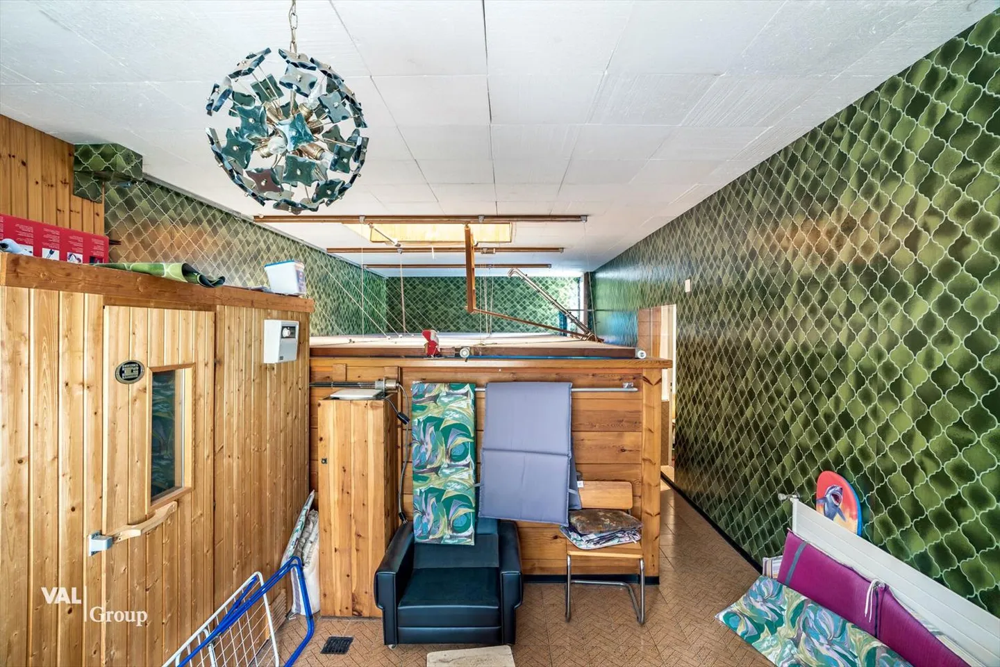 Proprietà versatile con due unità abitative, piscina coperta, laboratorio e potenziale di sviluppo a St. Niklaus - Foto 8 di 13