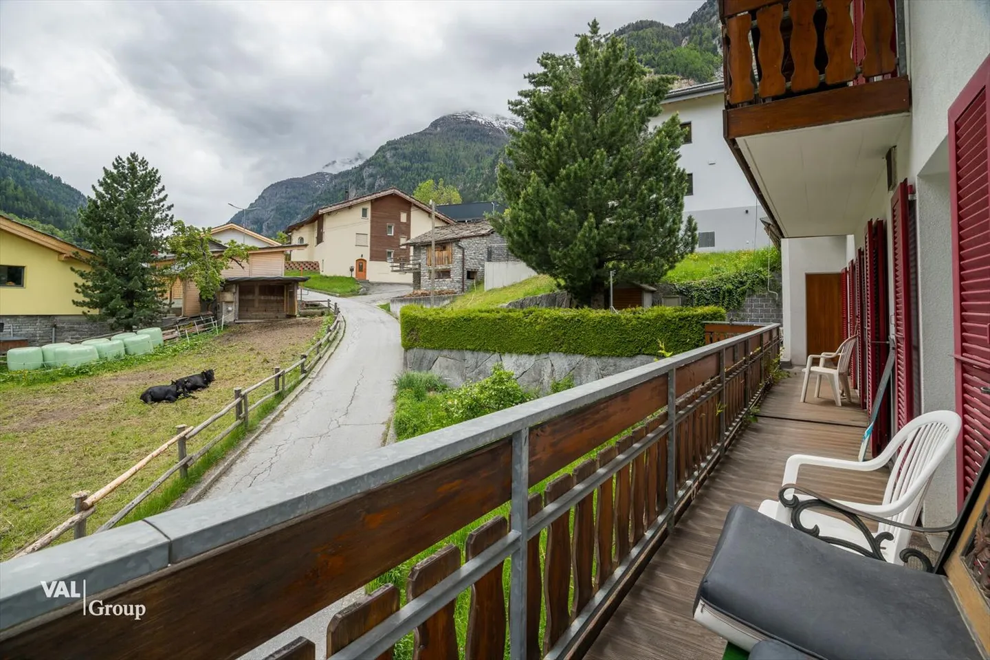 Proprietà versatile con due unità abitative, piscina coperta, laboratorio e potenziale di sviluppo a St. Niklaus - Foto 9 di 13