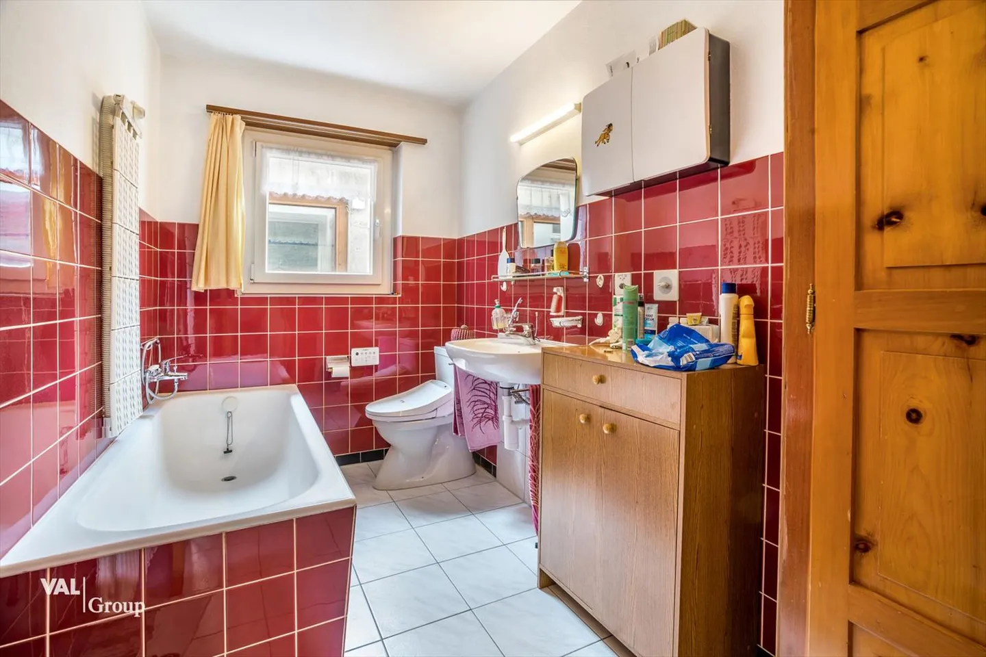 Proprietà versatile con due unità abitative, piscina coperta, laboratorio e potenziale di sviluppo a St. Niklaus - Foto 7 di 13