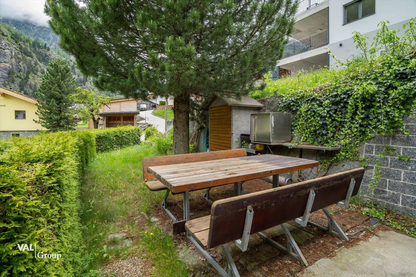 Proprietà versatile con due unità abitative, piscina coperta, laboratorio e potenziale di sviluppo a St. Niklaus - Foto 10 di 13