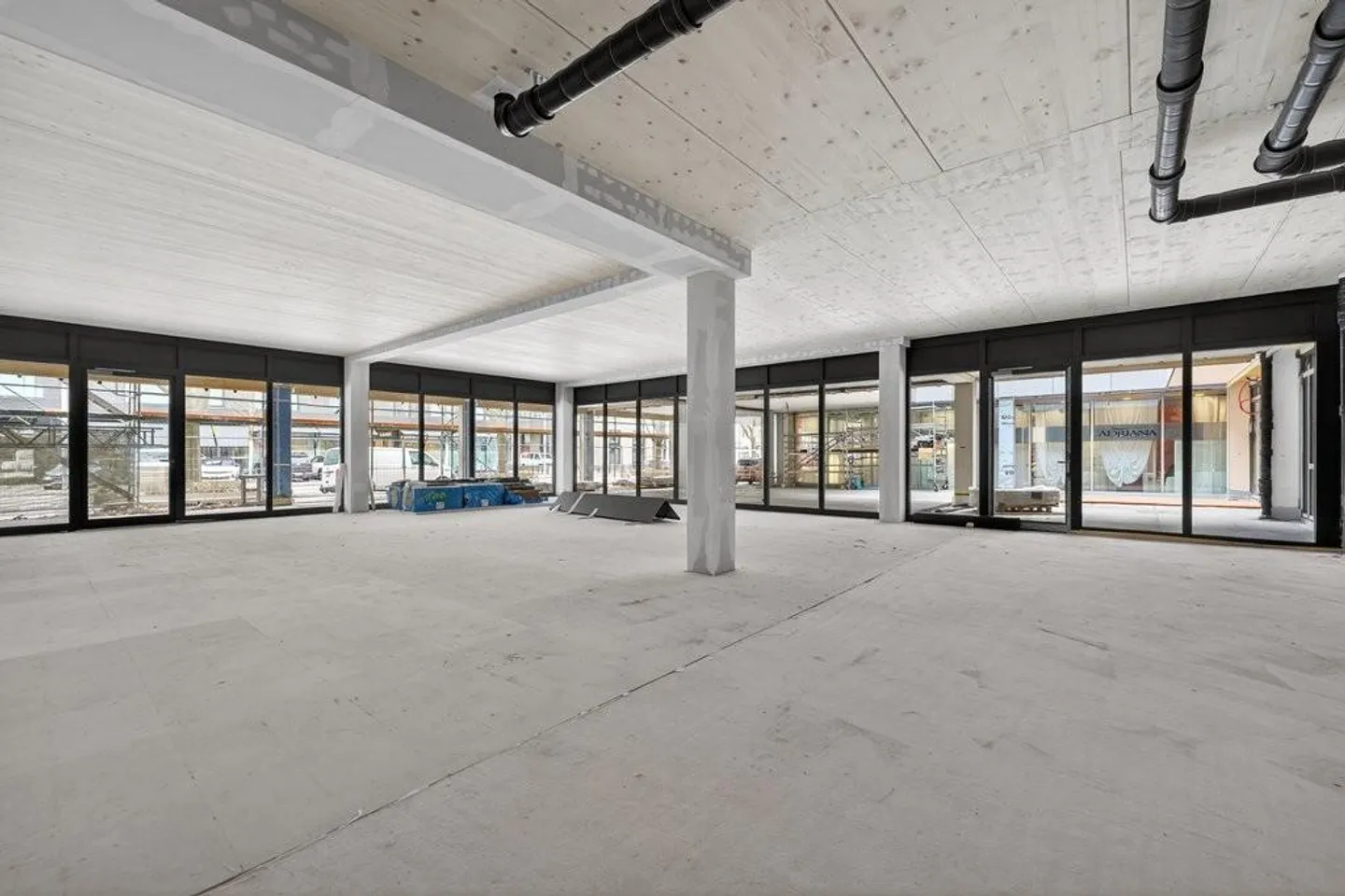 Exclusive retail space with excellent visibility in Zug - Photo 6 of 6