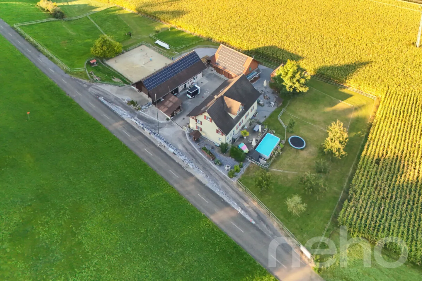 Vielfältiger Bauernhof mit Pferdehaltung - Foto 1 von 12