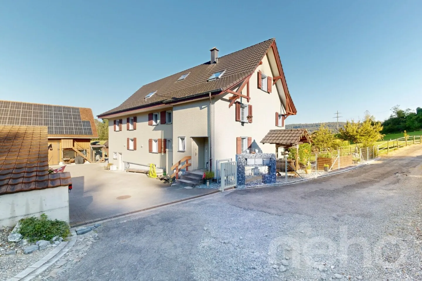 Vielfältiger Bauernhof mit Pferdehaltung - Foto 2 von 12