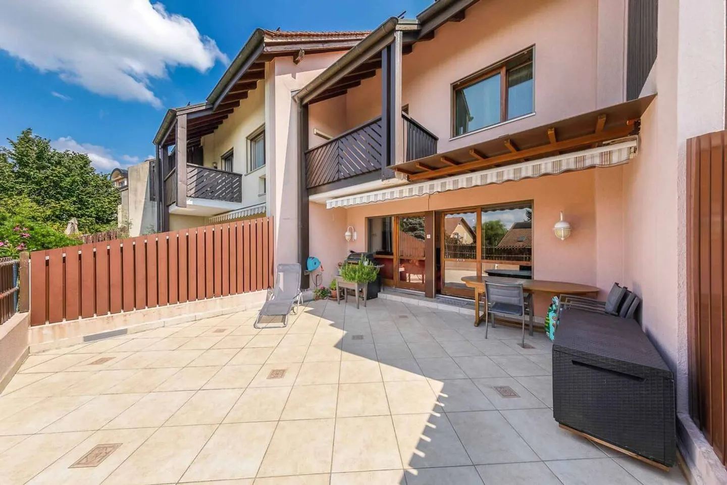 Maison mitoyenne de 160 m² dans un quartier résidentiel - Photo 2 sur 10