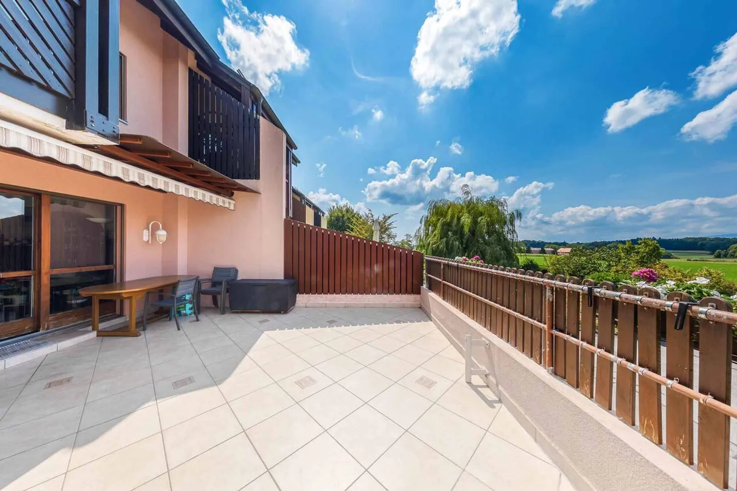 Maison mitoyenne de 160 m² dans un quartier résidentiel - Photo 3 sur 10