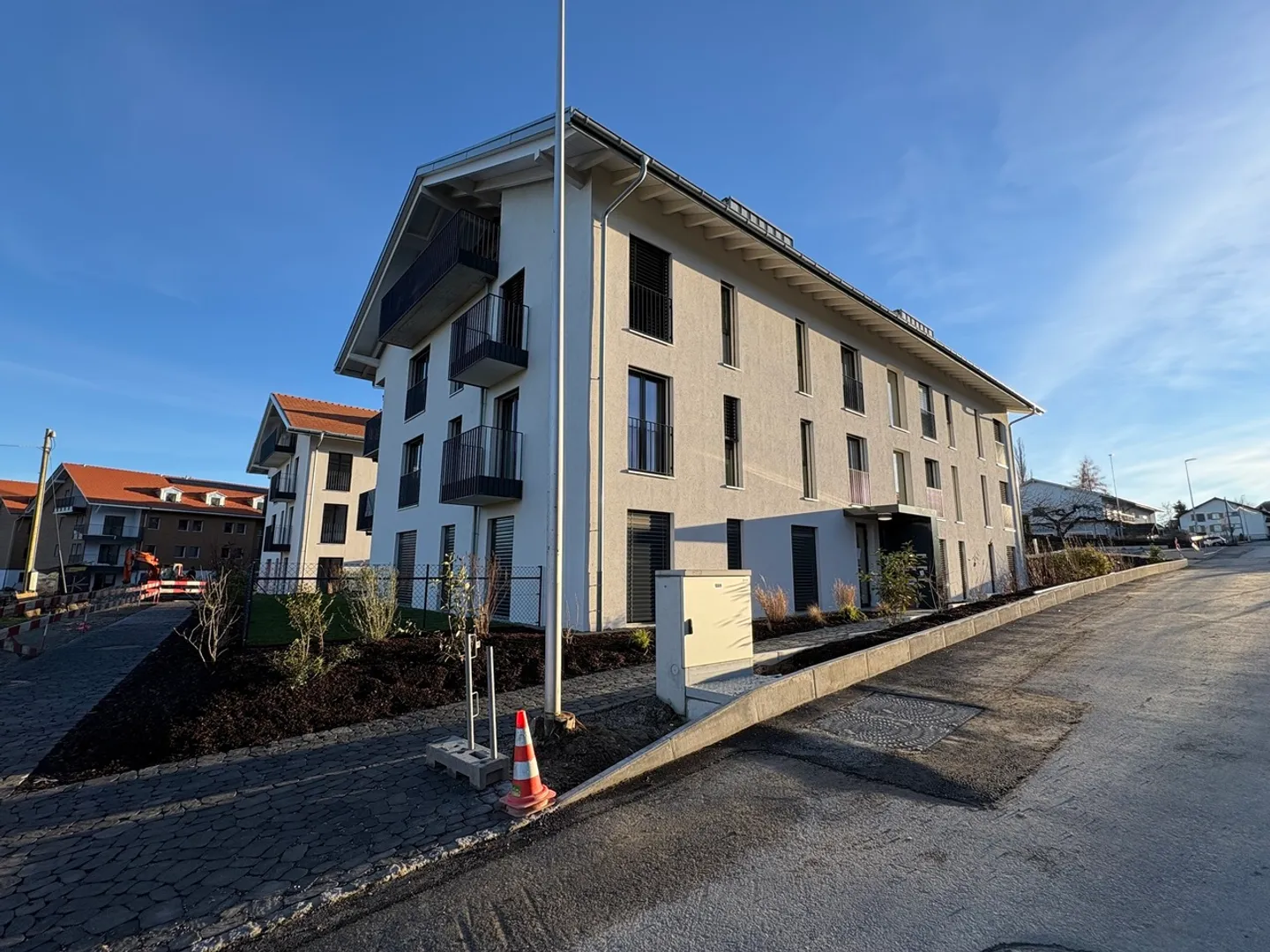 Mansarda di lusso con 3,5 stanze e grande facciata in vetro su balcone con protezione - Foto 5 di 7