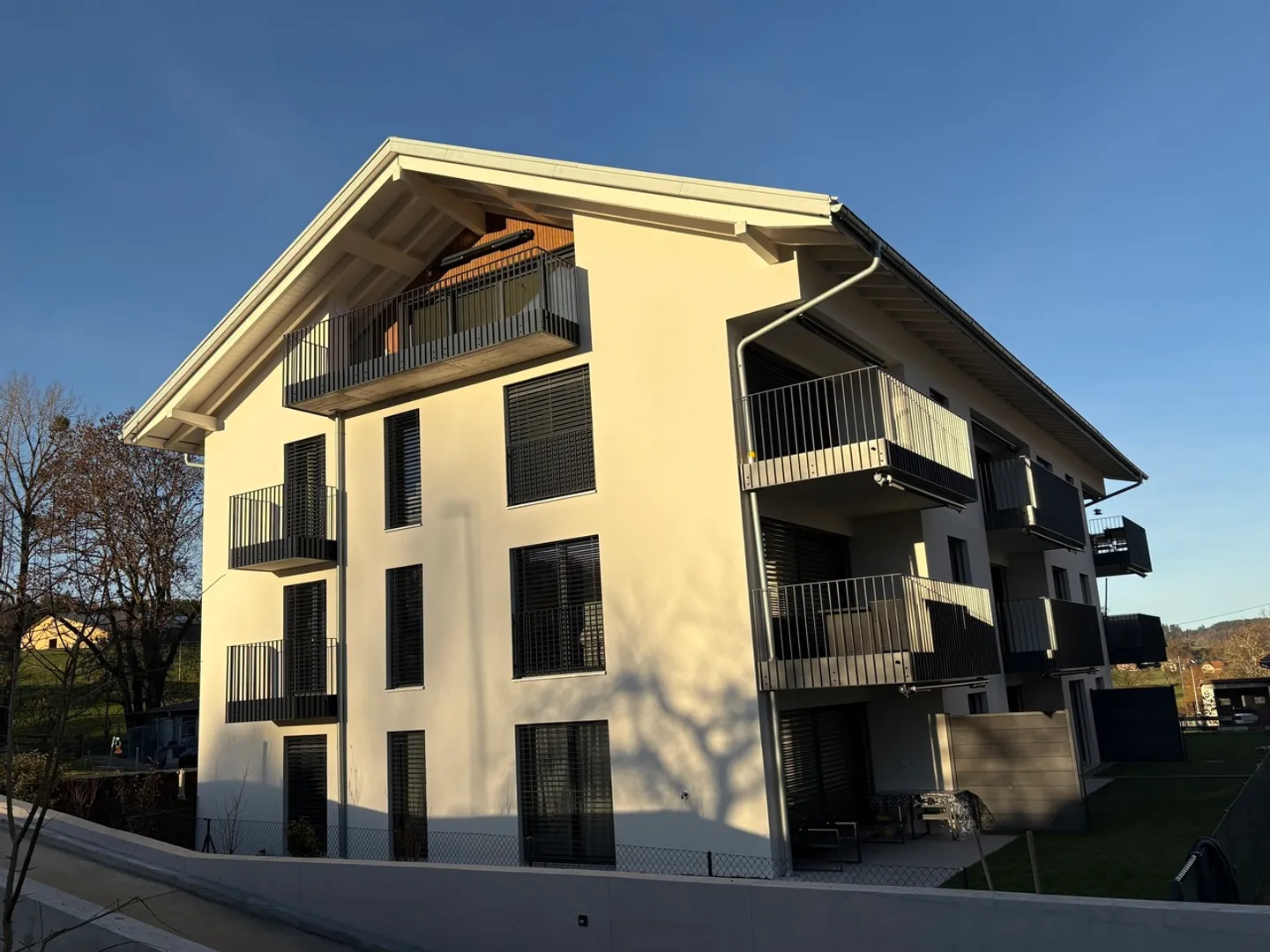 Mansarda di lusso con 3,5 stanze e grande facciata in vetro su balcone con protezione - Foto 7 di 7