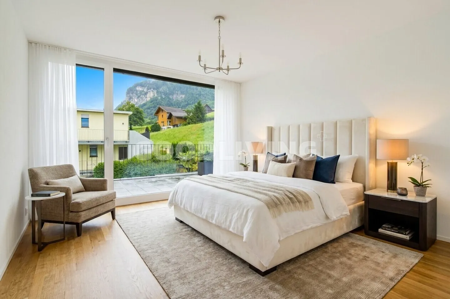 Exclusive penthouse with private lift and unobstructed mountain view - Photo 6 of 7