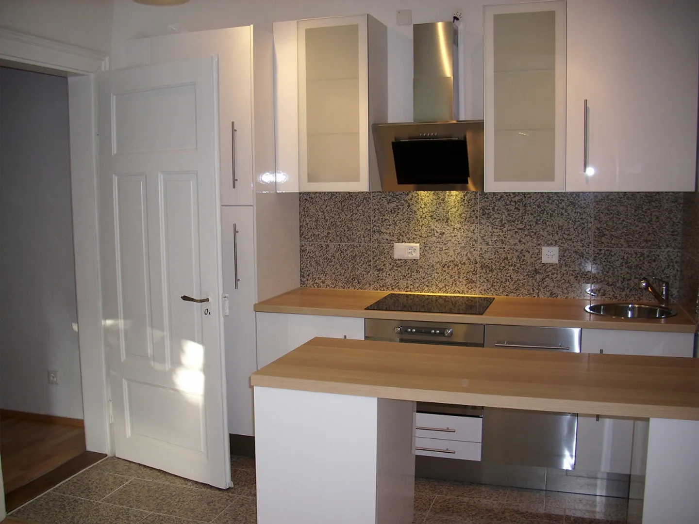 Jugendstilwohnung  renoviert, zentrale Lage und sehr ruhig! - Foto 6 von 13